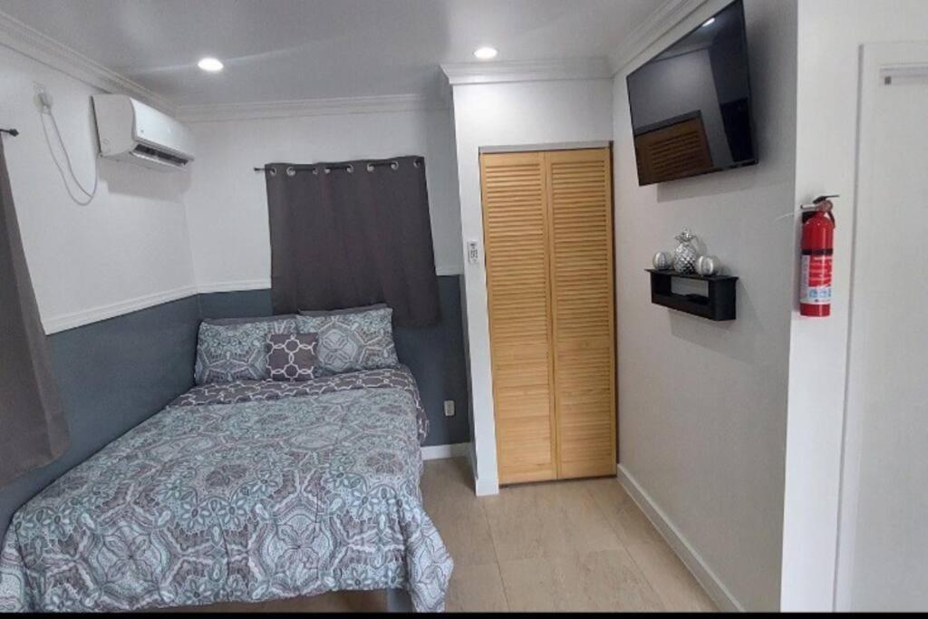 Budget & Basic In Local Neighborhood, 7Min Drive To Downtown Nassau Beach Paradise Apartment Exterior photo