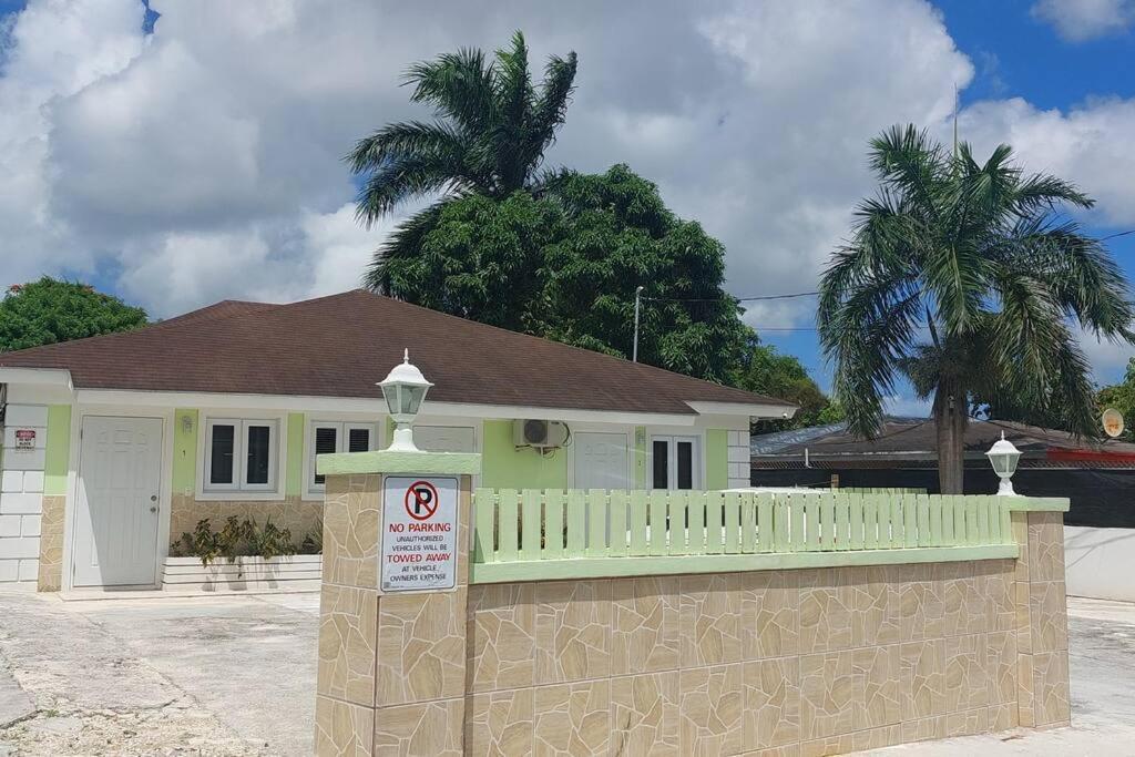 Budget & Basic In Local Neighborhood, 7Min Drive To Downtown Nassau Beach Paradise Apartment Exterior photo